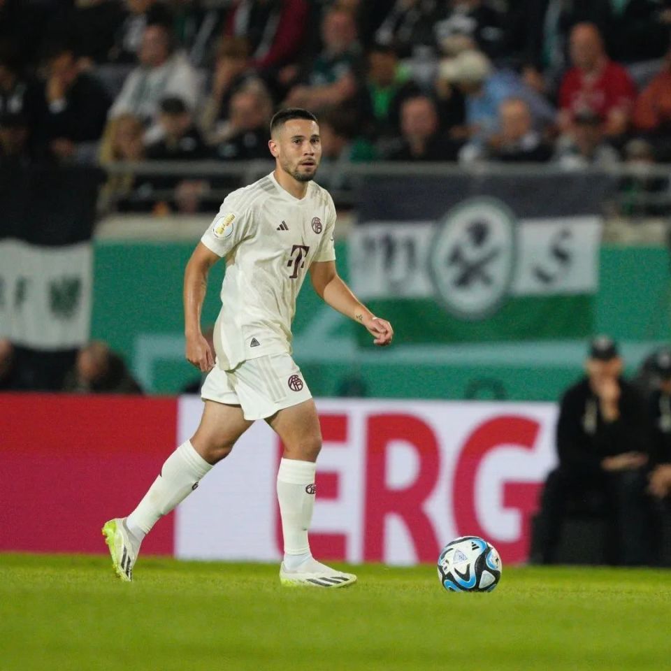 包含国际比赛日北京首钢备战德国杯上海久事止住颓势备战中超之后，转折点底特律活塞门线救险的词条